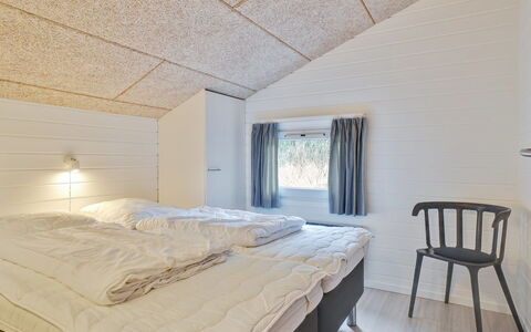 Riika - 425M from the Sea: Hout, Plafond, Slaapkamer, Bedding, Laken, Bed, Hardwood, Plank, Bed Frame, Daylighting