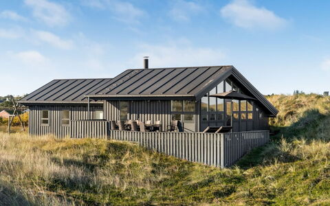 Fransisca - 600M from the Sea: Blauw, Struik, Verblijf, Groundcover, Tuin, Landgoed, Schaduw, Landscaping, Boerderij, Eco Hotel
