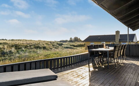 Fransisca - 600M from the Sea: Blauw, Struik, Verblijf, Groundcover, Tuin, Landgoed, Schaduw, Landscaping, Boerderij, Eco Hotel