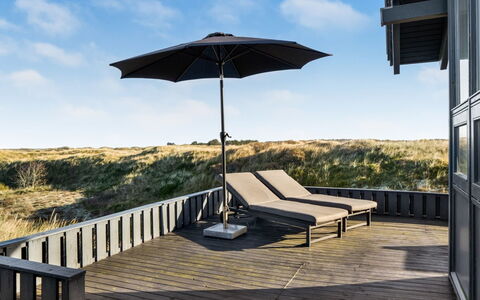 Fransisca - 600M from the Sea: Blauw, Struik, Verblijf, Groundcover, Tuin, Landgoed, Schaduw, Landscaping, Boerderij, Eco Hotel