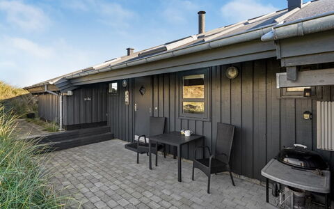 Fransisca - 600M from the Sea: Blauw, Struik, Verblijf, Groundcover, Tuin, Landgoed, Schaduw, Landscaping, Boerderij, Eco Hotel