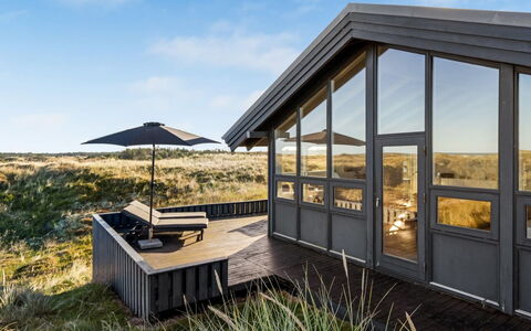 Fransisca - 600M from the Sea: Blauw, Struik, Verblijf, Groundcover, Tuin, Landgoed, Schaduw, Landscaping, Boerderij, Eco Hotel