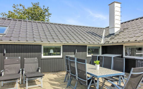 Harmen - 1.1Km from the Sea: Appartement, Schaduw, Balkon, Stoel, Hek, Buitenmeubels, Aluminium, Kunstgras