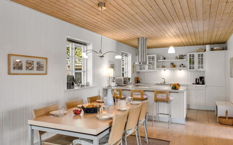 Othelia - 1.8Km from the Sea: Meubilair, Interieur Ontwerp, Flooring, Lichte Inrichting, Keuken, Hout, Plafond, Stoel, Countertop, Verdieping