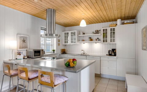 Othelia - 1.8Km from the Sea: Keuken, Countertop, Meubilair, Interieur Ontwerp, Toestel Van De Keuken, Flooring, Lichte Inrichting, Cabinetry, Plafond, Hout