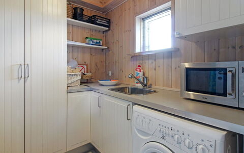 Othelia - 1.8Km from the Sea: Wasmachine, Major Appliance, Hout, Flooring, Interieur Ontwerp, Wasdroger, Countertop, Verdieping, Wasruimte, Keuken
