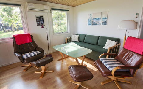 Isalie - 200M from the Sea: Meubilair, Hout, Flooring, Interieur Ontwerp, Verdieping, Woonkamer, Kamer, Stoel, Beits