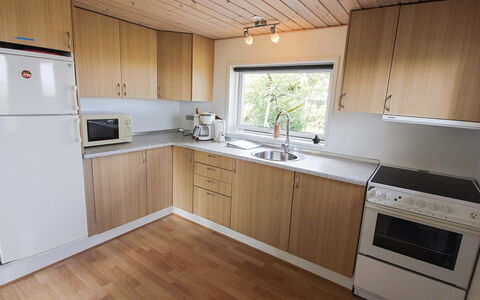 Isalie - 200M from the Sea: Flooring, Hout, Keuken, Interieur Ontwerp, Verdieping, Countertop, Meubilair, Toestel Van De Keuken, Cabinetry, Major Appliance