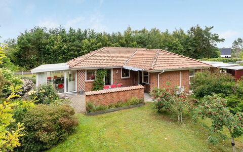 Maksimilian - 1.5Km from the Sea: Gras, Huis, Dak, Woongebied, Struik, Huis, Verblijf, Tuin, Land Lot