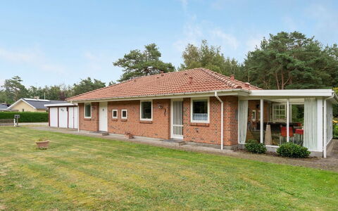 Maksimilian - 1.5Km from the Sea: Gebouw, Gras, Huis, Dak, Huis, Woongebied, Struik, Verblijf, Landgoed, Deur