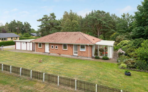 Maksimilian - 1.5Km from the Sea: Gras, Gebouw, Huis, Dak, Huis, Woongebied, Landelijk Gebied, Struik, Verblijf