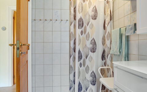 Maksimilian - 1.5Km from the Sea: Interieur Ontwerp, Flooring, Douchegordijn, Verdieping, Badkamer, Loodgieterswerkinrichting, Gordijn, Kamer, Loodgieter, Tegel