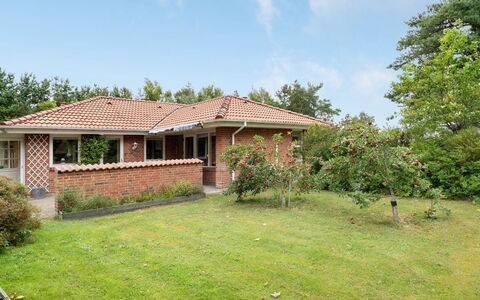 Maksimilian - 1.5Km from the Sea: Gras, Gebouw, Huis, Woongebied, Dak, Huis, Struik, Verblijf, Landgoed