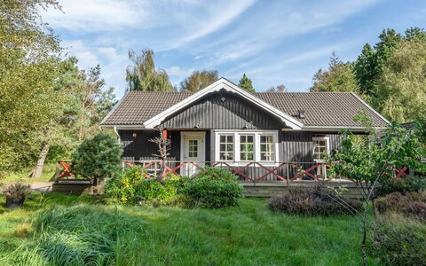 Bernadine - 350M from the Sea: Hout, Huis, Veranda, Dek, Hardwood, Dak, Beits, Houten Vloer, Eco Hotel