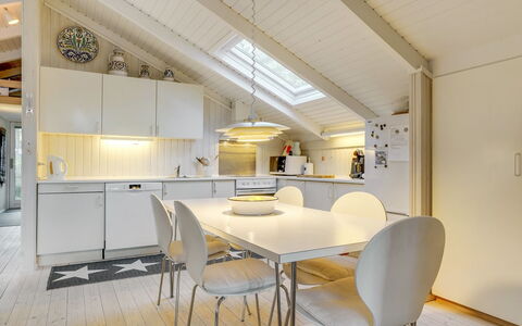 Helmtrud - 500M from the Sea: Interieur Ontwerp, Flooring, Plafond, Hout, Meubilair, Verdieping, Lichte Inrichting, Keuken, Verlichting, Keuken En Eettafel