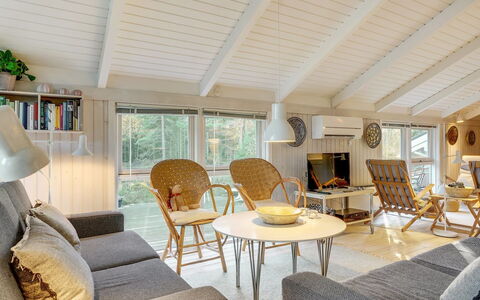 Helmtrud - 500M from the Sea: Meubilair, Interieur Ontwerp, Flooring, Verdieping, Bankstel, Hout, Plafond, Woonkamer, Lichte Inrichting, Stoel