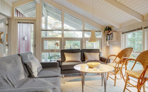 Helmtrud - 500M from the Sea: Hout, Interieur Ontwerp, Meubilair, Plafond, Woonkamer, Bankstel, Huis, Kamer, Stoel