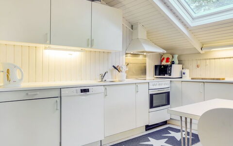 Helmtrud - 500M from the Sea: Flooring, Hout, Plafond, Interieur Ontwerp, Major Appliance, Verdieping, Houten Vloer, Keuken, Toestel Van De Keuken, Huis