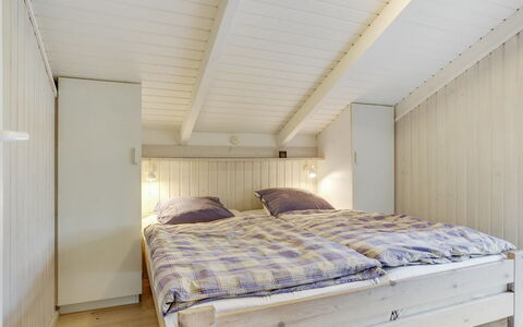 Helmtrud - 500M from the Sea: Hout, Slaapkamer, Interieur Ontwerp, Flooring, Verdieping, Plafond, Bed, Meubilair, Kamer, Bedding