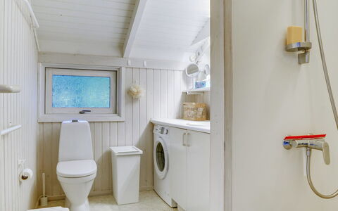 Helmtrud - 500M from the Sea: Flooring, Loodgieterswerkinrichting, Verdieping, Interieur Ontwerp, Plafond, Loodgieter, Kraan, Kamer, Badkamer, Wastafel