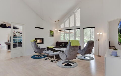 Beka - 500M from the Sea: Meubilair, Interieur Ontwerp, Bankstel, Flooring, Woonkamer, Hout, Plafond, Huis, Verdieping, Appartement
