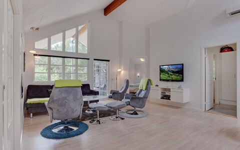 Beka - 500M from the Sea: Interieur Ontwerp, Meubilair, Bankstel, Flooring, Hout, Plafond, Woonkamer, Verdieping, Huis, Appartement