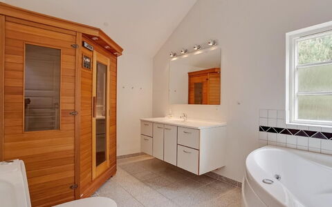 Beka - 500M from the Sea: Interieur Ontwerp, Flooring, Loodgieterswerkinrichting, Badkamer, Verdieping, Hout, Badkamerkast, Plafond, Wastafel, Cabinetry