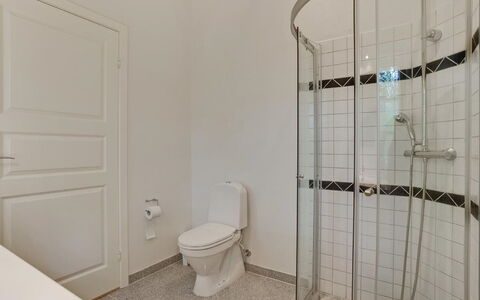 Beka - 500M from the Sea: Muur, Flooring, Verdieping, Badkamer, Loodgieterswerkinrichting, Interieur Ontwerp, Loodgieter, Plafond, Kamer, Deur