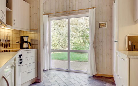 Thomasine - 1.5Km from the Sea: Flooring, Hout, Interieur Ontwerp, Keuken, Verdieping, Countertop, Plafond, Loodgieterswerkinrichting, Cabinetry, Kamer