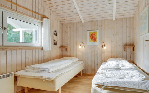 Thomasine - 1.5Km from the Sea: Hout, Slaapkamer, Bed, Interieur Ontwerp, Plafond, Bedding, Laken, Huis, Bed Frame, Verdieping