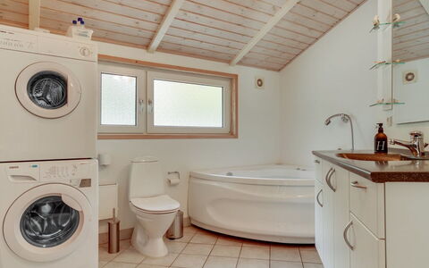 Thomasine - 1.5Km from the Sea: Loodgieterswerkinrichting, Flooring, Verdieping, Interieur Ontwerp, Hout, Plafond, Kraan, Wastafel, Loodgieter, Badkamer
