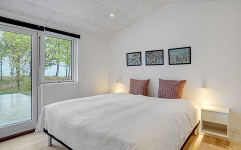 Djuna - 200M from the Sea: Hout, Plafond, Slaapkamer, Interieur Ontwerp, Bed, Flooring, Kamer, Verdieping, Huis, Bedding