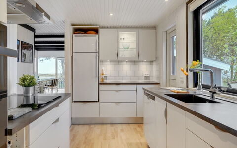 Djuna - 200M from the Sea: Keuken, Toestel Van De Keuken, Countertop, Cabinetry, Major Appliance, Interieur Ontwerp, Flooring, Hout, Huishoudapparatuur, Plafond