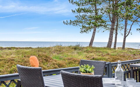 Djuna - 200M from the Sea: Meubilair, Buitenmeubels, Stoel, Tafel, Buitentafel, Zee, Oceaan, Kust, Schaduw, Dek