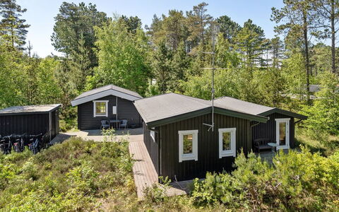 Ascen - 300M from the Sea: Woongebied, Struik, Huis, Huis, Tuin, Landgoed, Schaduw, Landscaping, Gazon