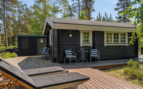 Ascen - 300M from the Sea: Woongebied, Struik, Huis, Huis, Tuin, Landgoed, Schaduw, Landscaping, Gazon