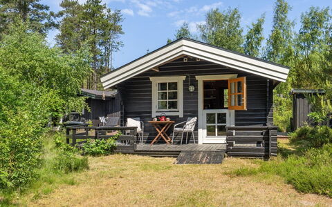 Ascen - 300M from the Sea: Woongebied, Struik, Huis, Huis, Tuin, Landgoed, Schaduw, Landscaping, Gazon