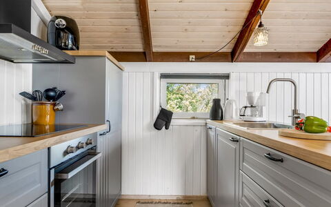 Eliana - 350M from the Sea: Hout, Keuken, Flooring, Countertop, Toestel Van De Keuken, Interieur Ontwerp, Cabinetry, Plafond, Major Appliance, Huishoudapparatuur