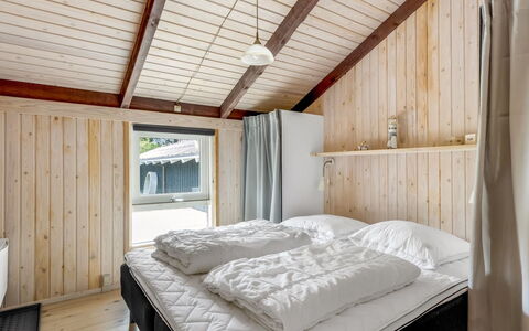 Eliana - 350M from the Sea: Hout, Slaapkamer, Plafond, Bed, Interieur Ontwerp, Verdieping, Huis, Meubilair, Bedding, Laken