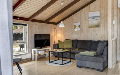 Eliana - 350M from the Sea: Hout, Flooring, Plafond, Interieur Ontwerp, Verdieping, Meubilair, Houten Vloer, Kamer, Huis, Woonkamer