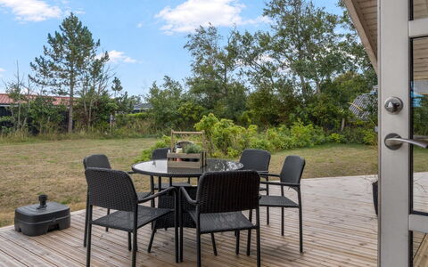 Eliana - 350M from the Sea: Meubilair, Stoel, Buitenmeubels, Tafel, Buitentafel, Keuken En Eettafel, Schaduw, Koffietafel, Tuin, Patio
