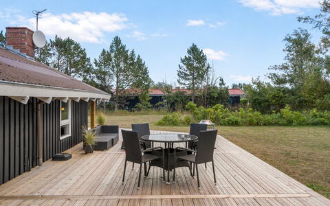 Eliana - 350M from the Sea: Hout, Houten Vloer, Hardwood, Dak, Huis, Veranda, Land Lot, Dek, Plank, Beits