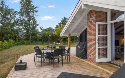 Eliana - 350M from the Sea: Hout, Meubilair, Buitenmeubels, Verblijf, Huis, Veranda, Stoel, Dak, Deur, Schaduw