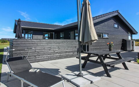 Ariadne - 900M from the Sea: Appartement, Schaduw, Balkon, Stoel, Hek, Buitenmeubels, Aluminium, Kunstgras