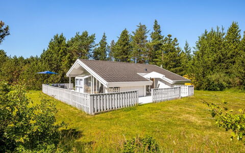 Imka - 900M from the Sea: Hout, Dak, Architectuur, Huis, Huis, Verblijf, Siding, Hardwood, Helling, Landgoed