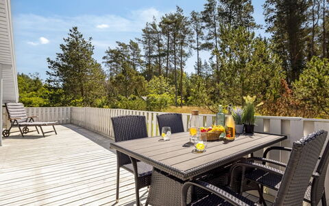 Imka - 900M from the Sea: Hout, Dak, Architectuur, Huis, Huis, Verblijf, Siding, Hardwood, Helling, Landgoed