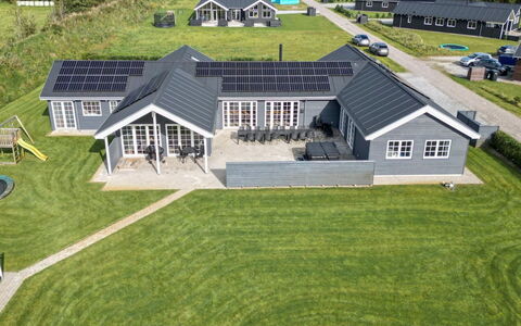 Damita - 350M from the Sea: Hout, Huis, Veranda, Dek, Hardwood, Dak, Beits, Houten Vloer, Eco Hotel