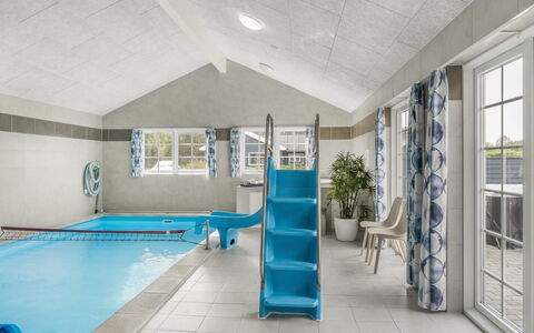 Damita - 350M from the Sea: Hout, Huis, Veranda, Dek, Hardwood, Dak, Beits, Houten Vloer, Eco Hotel