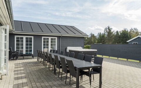 Damita - 350M from the Sea: Hout, Huis, Veranda, Dek, Hardwood, Dak, Beits, Houten Vloer, Eco Hotel
