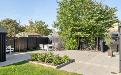 Evgenia - 950M from the Sea: Struik, Tuin, Schaduw, Backyard, Buitenmeubels, Woody Plant, Landscaping, Werf, Gazon, Binnenplaats